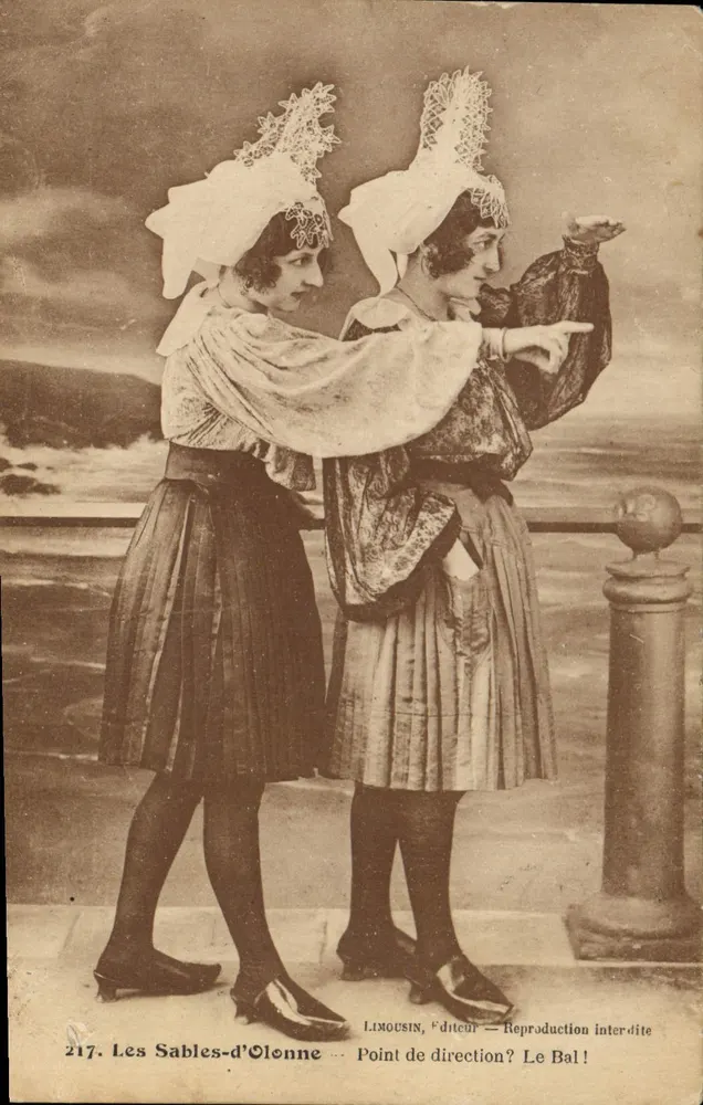 Les Sables-d'Olonne — Duas mulheres em traje tradicional — Limousin, editor, n° 217 - Frente