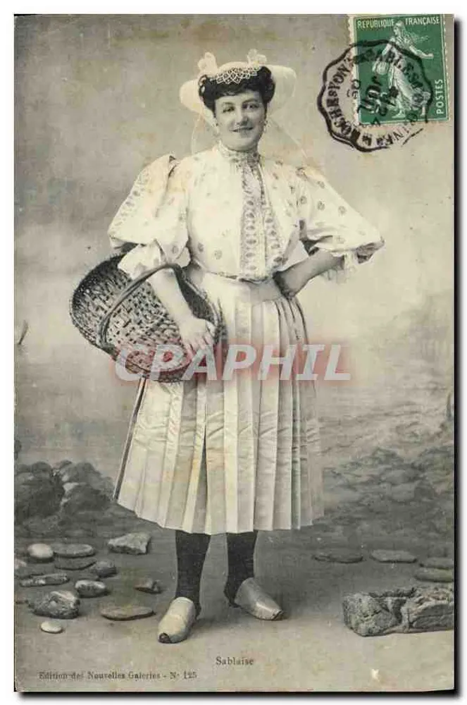 Sablaïse — femme en costume traditionnel tenant un panier — Édition des Nouvelles Galeries, N° 125 - Frente