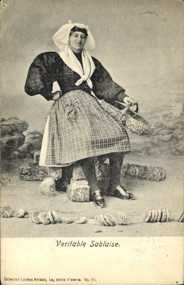 Femme Sablaise — portrait en costume traditionnel avec panier et galets — Collection Luciens Amiaud, No. 111 - Frente