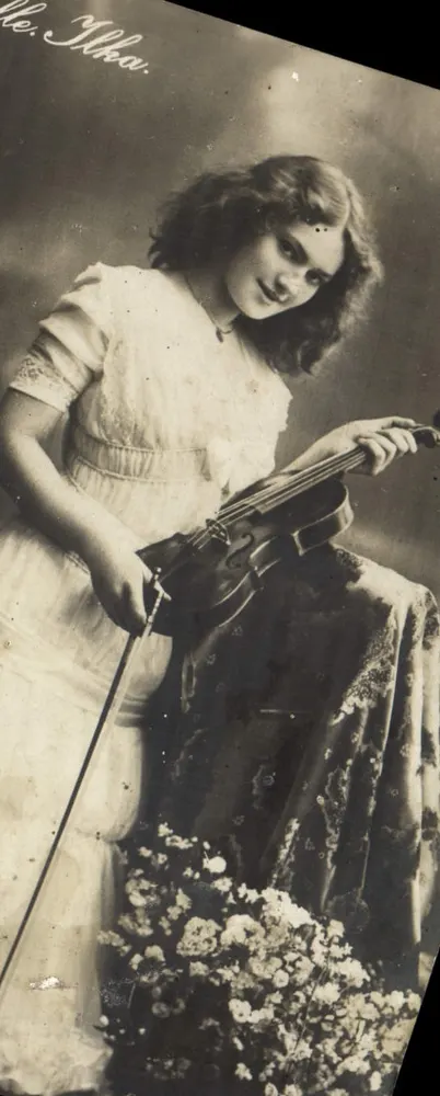 Jovem mulher com violino — foto estúdio — editor Ilka - Frente