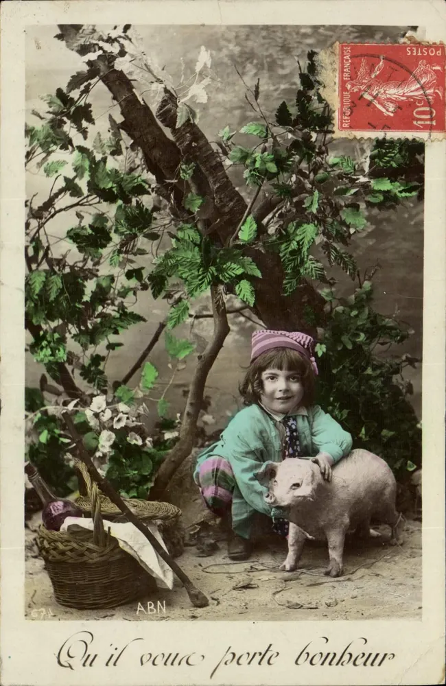 Bambino con piccolo maiale — sotto un albero — ABN - Recto