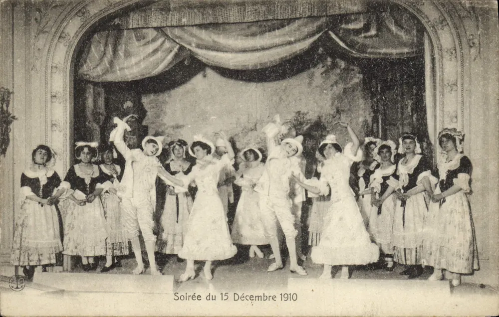 Serata del 15 dicembre 1910 — Danza di giovani donne in costumi da scena — Editore non identificato - Recto