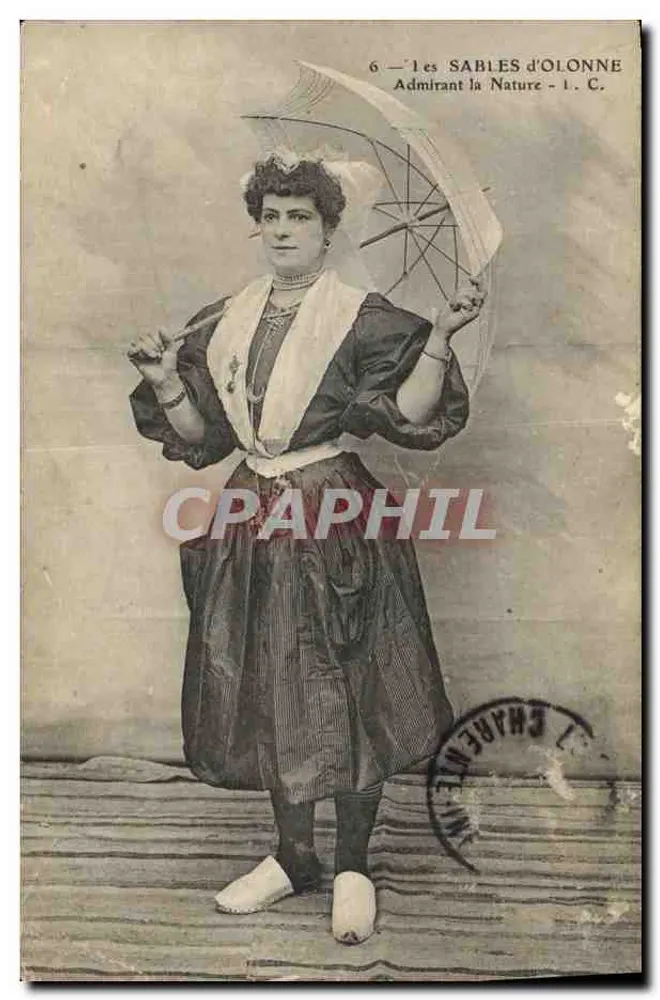 Mulher admirando a Natureza — Les SABLES d'OLONNE — I. C. - Frente