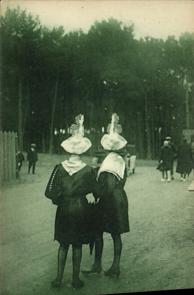 Duas mulheres em trajes sablais — editor Éditions Raymond Rogézin, n° 15814 - Frente