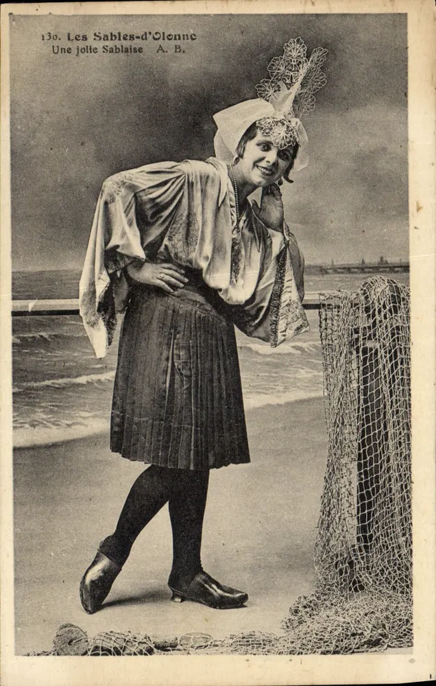 Les Sables-d'Olonne — Una hermosa Sablaise — A. B. n°130 - Anverso