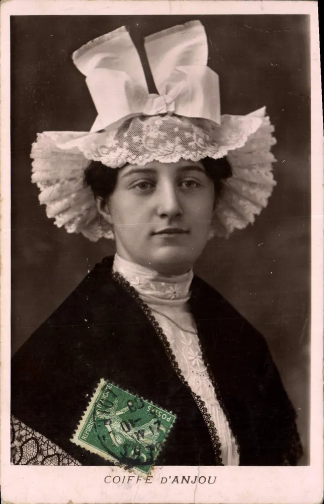 Woman wearing a large bow hat — Coiffe d'Anjou — publisher Coiffe d'Anjou - Front