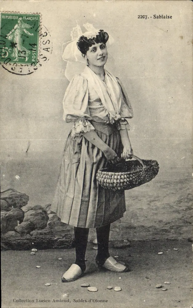 Sablaïse — jovem mulher em traje tradicional segurando um cesto — Lucien Amiaud, Sables-d'Olonne - Frente