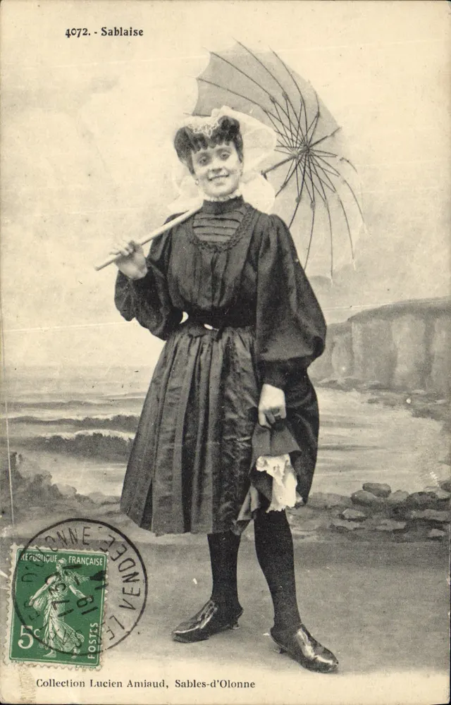 Mulher segurando um guarda-chuva — Sables-d'Olonne — Coleção Lucien Amiaud - Frente