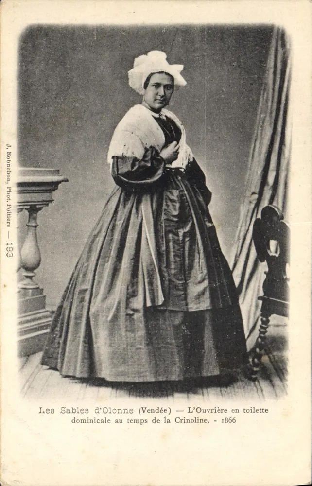 Les Sables d'Olonne (Vendée) — A Operária em Traje de Crinolina — J. Robnachon, Fot. Follters — 183 - Frente