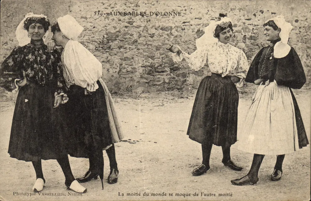 In Sables-d'Olonne — Frauen im lokalen Kostüm — Phototypie Vasseiller, Nantes, Nr. 539 - Vorderseite