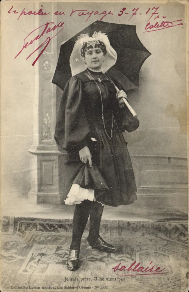 Mulher em vestido escuro segurando um guarda-chuva — Les Sables-d'Olonne — Lucien Amiaud, N° 6002 - Frente