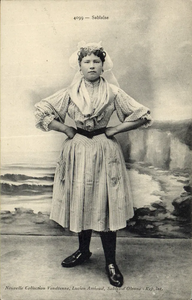Sablaïse — Mulher em traje tradicional — Nova Coleção Vendéenne, Lucien Amiaud, Sablés-d'Olonne - Frente