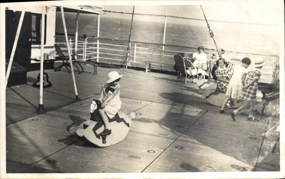 Kinder, die auf der Brücke eines Schiffs spielen — L'Indrapoera — 1936 - Vorderseite