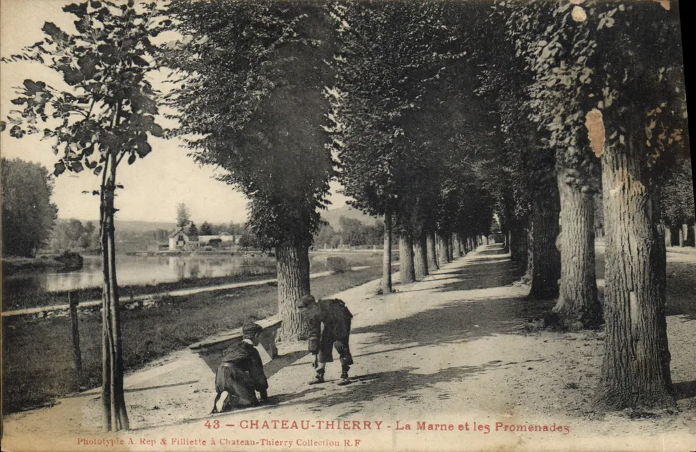 Château-Thierry — Die Marne und die Promenaden — Phototypie A. Rep & Filliette in Château-Thierry Sammlung R.F. Nr. 48 - Vorderseite