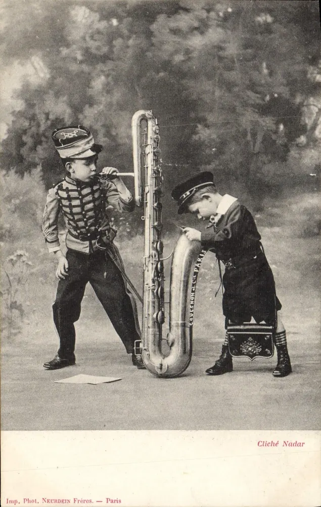 Dois crianças em traje de músico — com saxofone tuba — Imp. Phot. NEURDEIN Frères — Paris - Frente