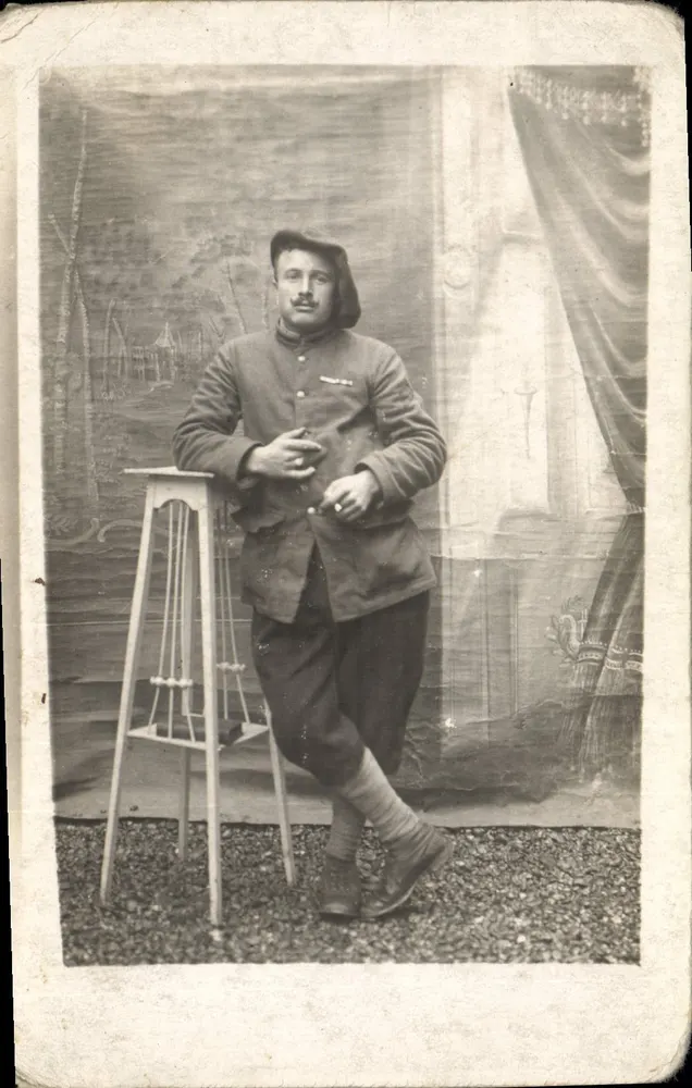 Soldat — pose en studio avec chaise — éditeur non visible - Vorderseite