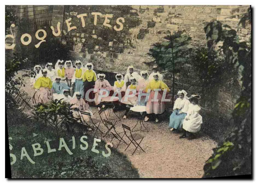 Coquettes — groupe de jeunes femmes en tenue d'époque devant un mur de pierre — éditeur Sablaisaises - Frente