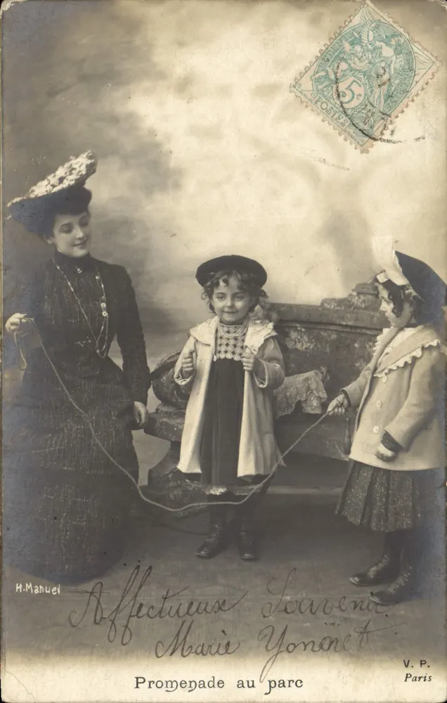 Promenade au parc — scène de trois enfants jouant à la corde — éditeur H. Manuel, Paris - Frente
