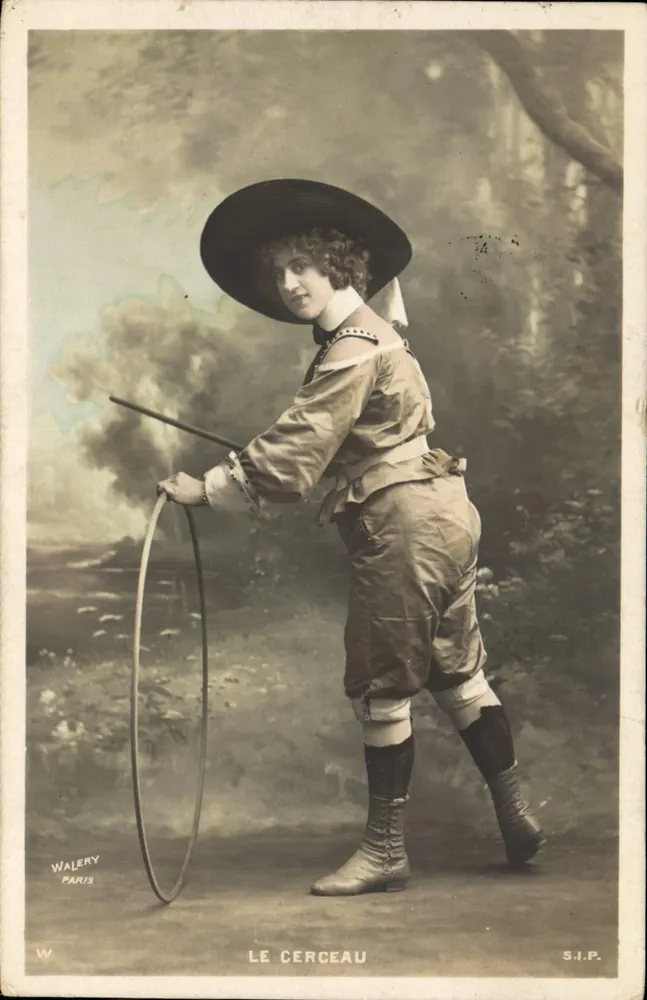 Mulher em traje de circo — Le Cerceau — Walery, Paris, S.I.P. - Frente