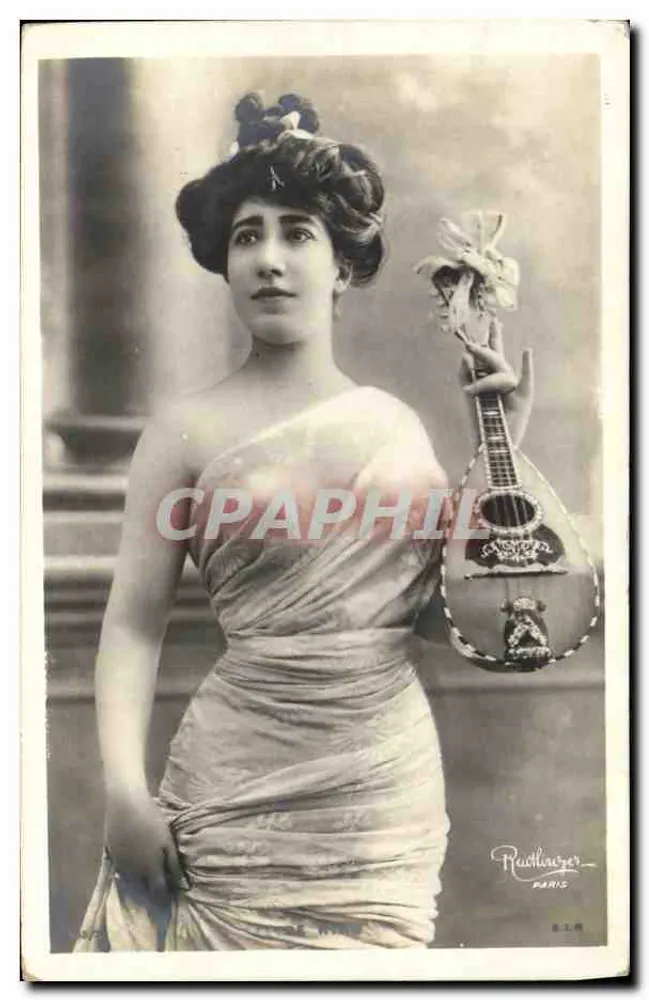 Mulher em vestido drapado segurando uma mandolina — Rawhleizer, Paris - Frente