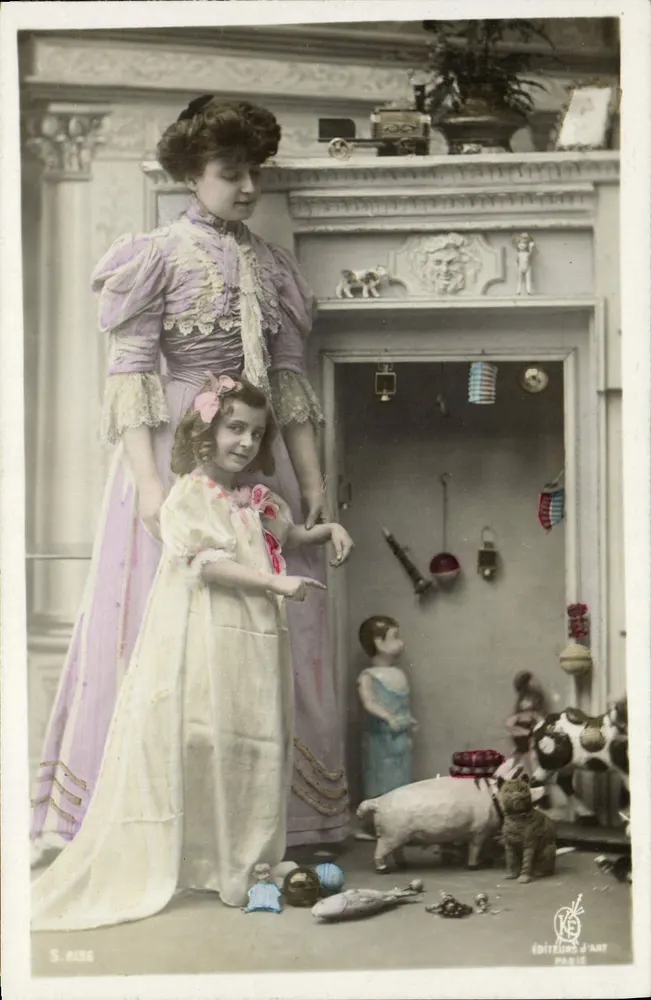 Frau und Kind in einem dekorierten Zimmer — Verlag Éditeur d'Art, Paris, Nr. S. 8136 - Vorderseite