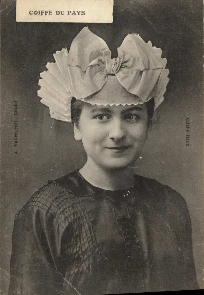 Femme portant un chapeau à grand nœud — Coiffe du Pays, éditeur A. Vallée, Cholet - Awers