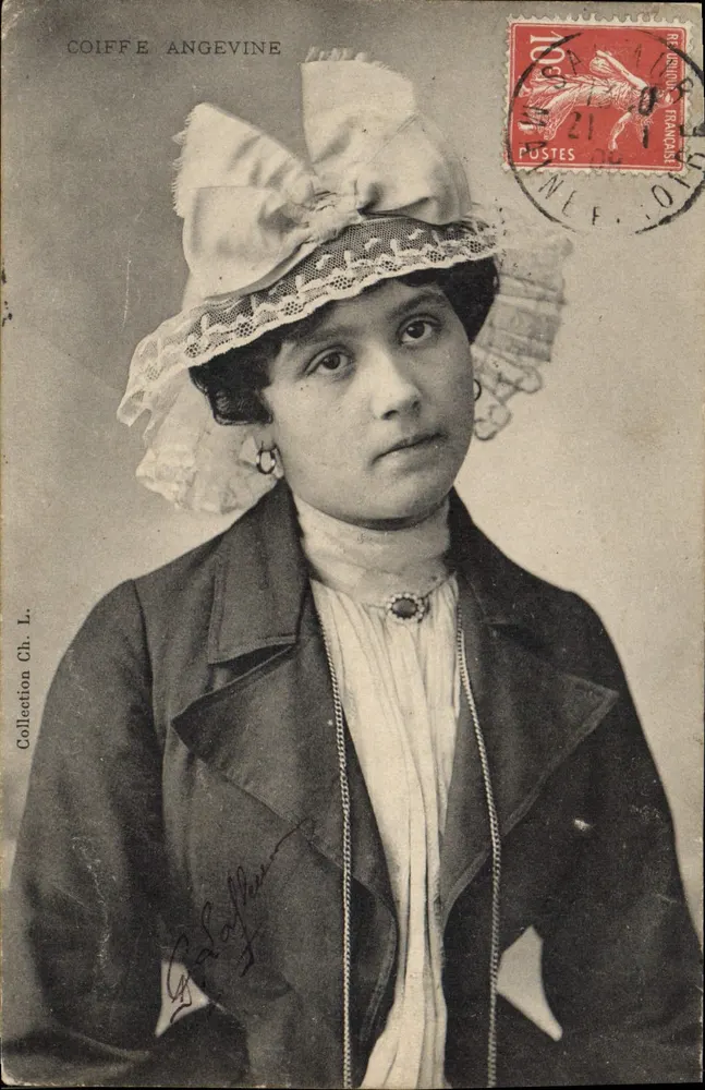 Jovem mulher com chapéu com grande laço — Coliffe Angevine — Coleção Ch. L. - Frente