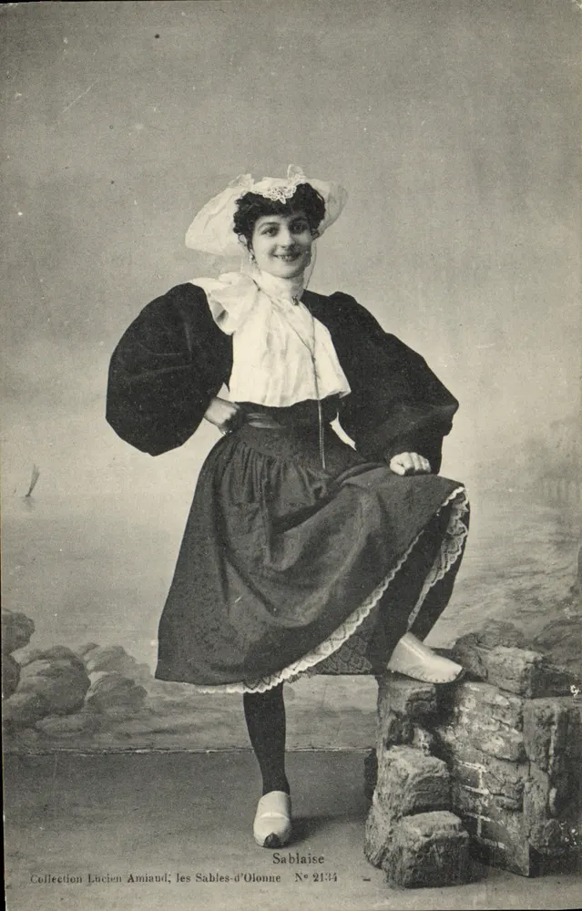 Sablaïse — mulher em traje tradicional — Coleção Lucien Amiaud, os Sables-d'Olonne N° 2134 - Frente