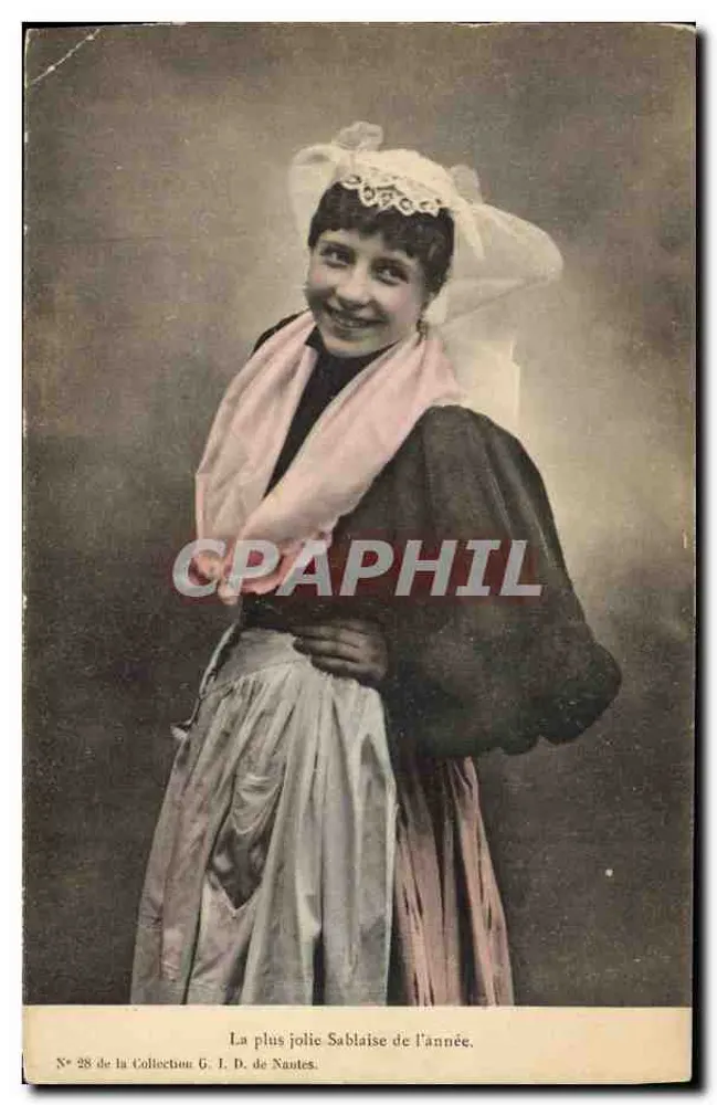 La plus jolie Sablaise de l'année — portrait d'une jeune femme souriante — éditeur G. I. D. de Nantes, n° 28 - Frente