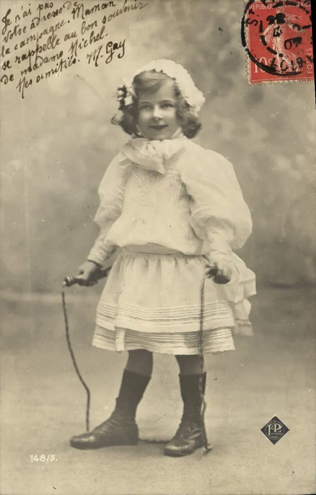 Petite fille en tenue d'époque — photographie — P. Béthune, n° 148/5 - Frente