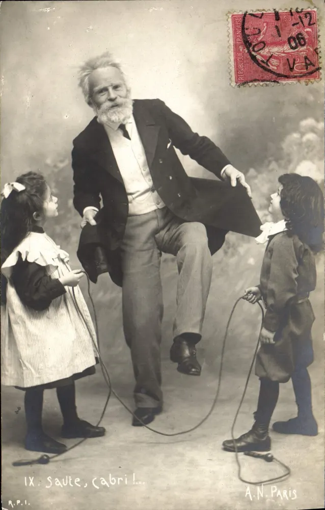 Um homem idoso pula com corda com duas crianças — A.N. Paris, série R.P.I. — datada em torno de 1912 - Frente
