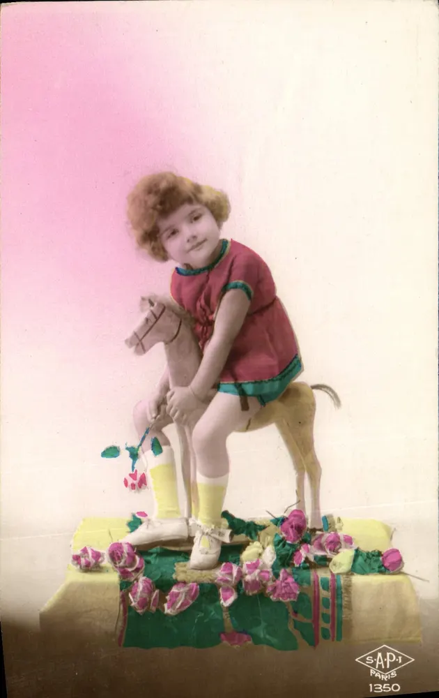 Menina em um cavalo de madeira — decoração de rosas — SAP-I Paris 1350 - Frente