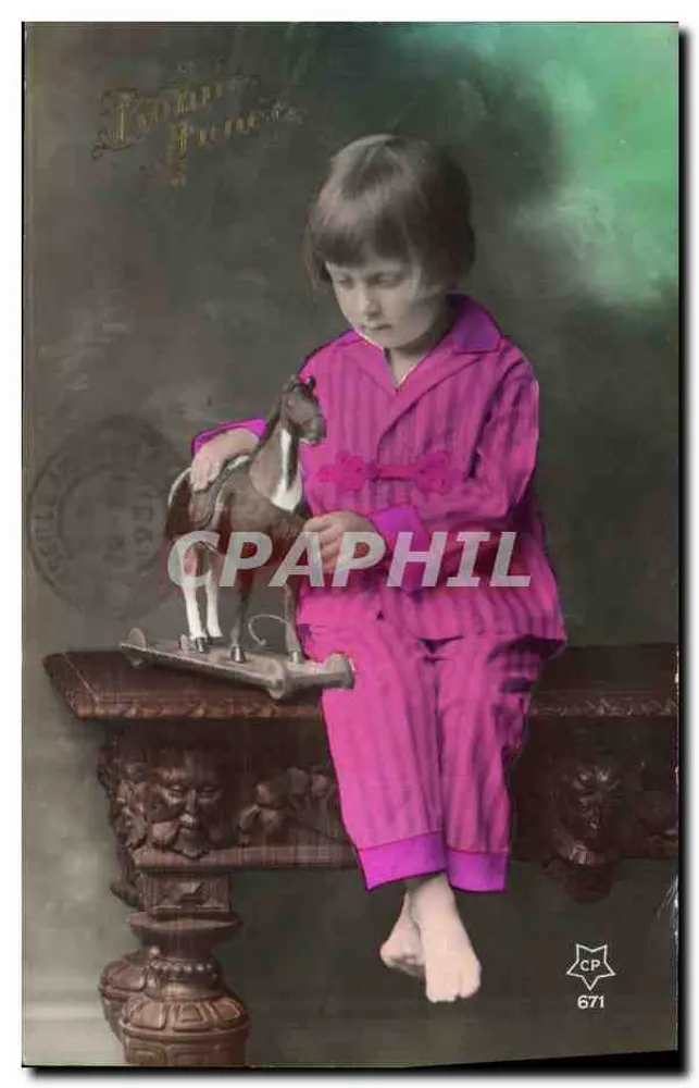 Menina pequena em pijama rosa brincando com um cavalo de balanço — Tyo kin Primate, n° 671 - Frente