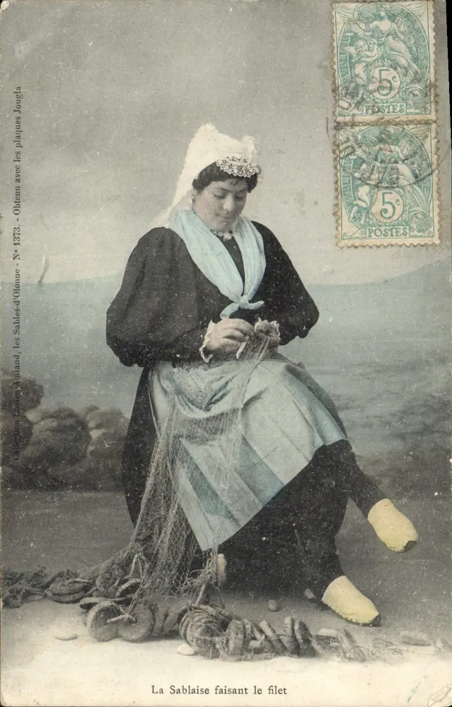 A Sablaise fazendo a rede — Sables-d'Olonne — Coleção Édouard Amiard, N° 4373 - Frente