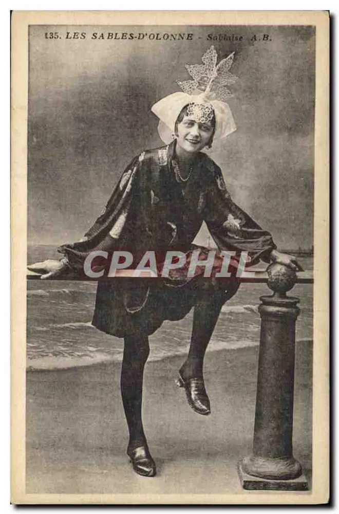 Les Sables-d'Olonne — Mulher em traje de praia com chapéu decorado — Sablaise A.B. n°135 - Frente