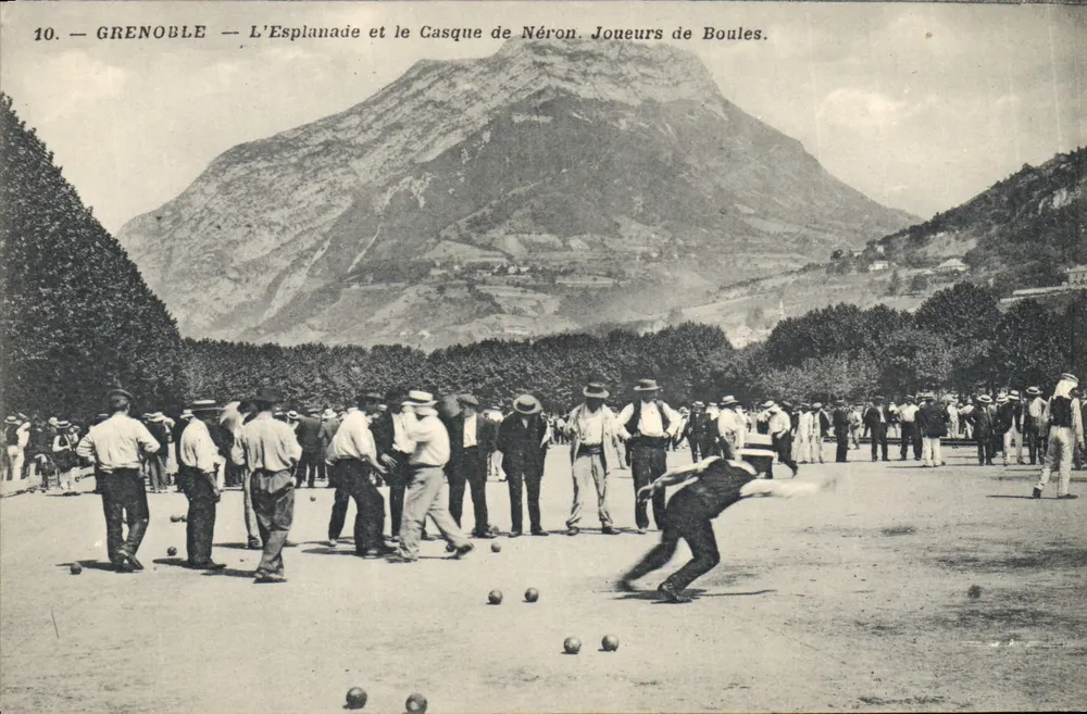 Grenoble — Die Esplanade und der Helm Nérons. Boules-Spieler. - Vorderseite