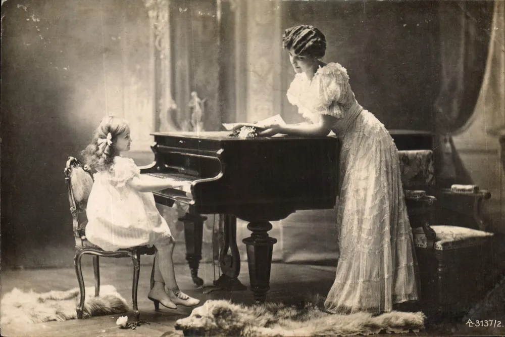 Frau und Kind am Klavier — Fotostudio — Verleger: J. Rophe, Nr. 3137/2 - Vorderseite