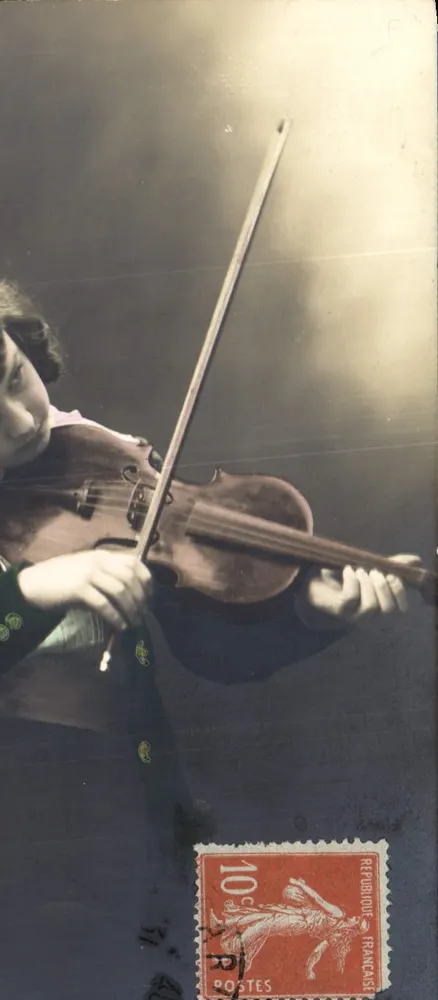 एक युवा लड़की वायोलिन बजा रही — फ्रांसीसी पोस्टकार्ड जिस पर 10 सेंट का टिम्बर है — 1 जनवरी 1917 के तारीख वाला - आगे