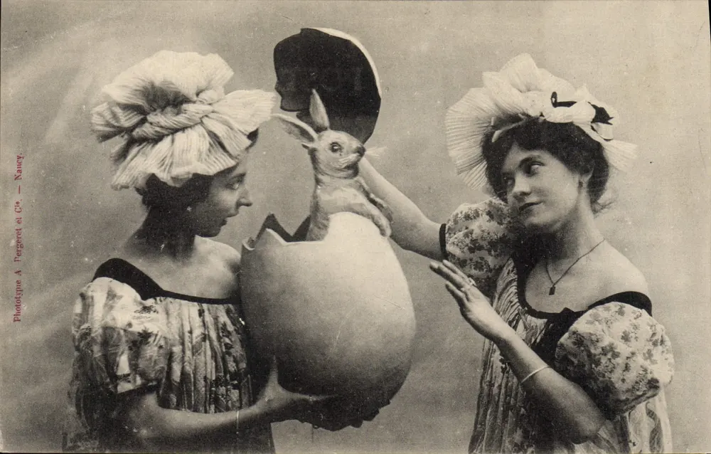 Deux jeunes femmes avec un lapin sortant d'un œuf — scène de Pâques — Phototypie A. Tergeoret & Cie, Nancy - Frente