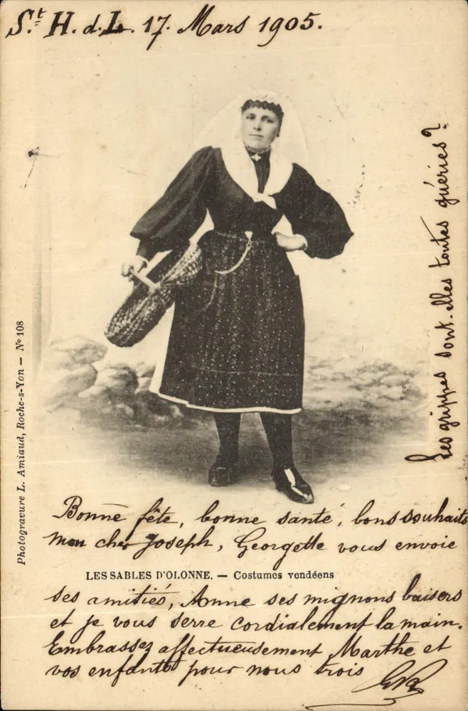 Mulher em traje vendeano — Les Sables d'Olonne — Fotografia L. Amiaud, Roche-s-Yon, N°108 - Frente
