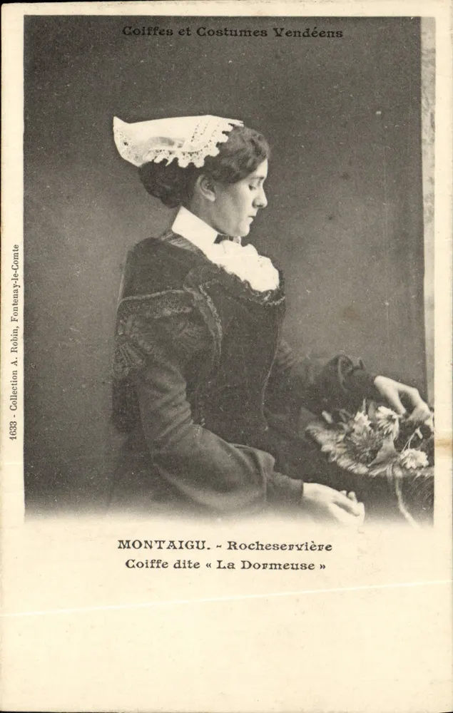 Coifas e Trajes Vendeanos — Montaigu, Rocheservière, « A Dormitória » — Coleção A. Robin, Fontenay-le-Comte - Frente