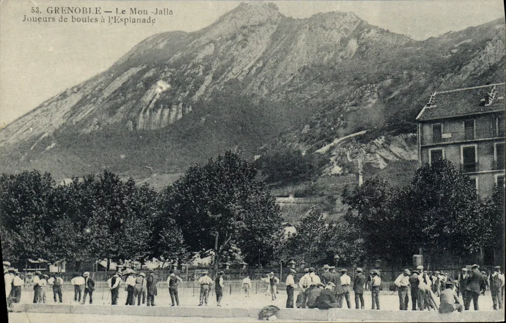 Grenoble — Le Mon-Jalla — Boules-Spieler auf der Esplanade - Vorderseite