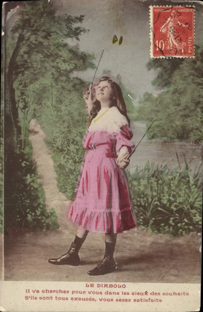 Menina brincando com diabolo — O Diabolo — editor não visível - Frente
