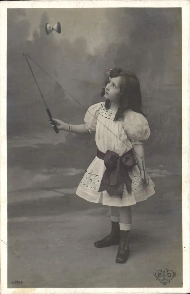 Menina brincando com um papagaio — Editor E.L.D., n° 4284 - Frente