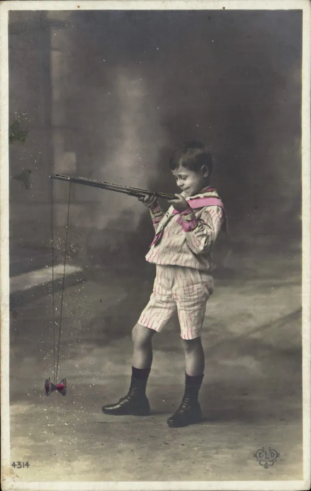 Criança brincando com um brinquedo de corda — E.L.D. — n° 4314 - Frente