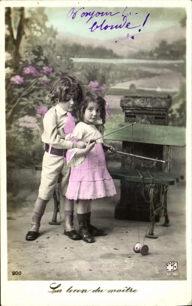 Dos niños jugando al juego de la cuerda — La lección del maestro — LE DÉ, n°200 - Anverso