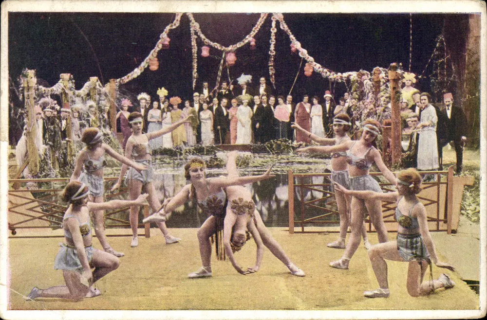 Paris la Nuit — spectacle de danseuses en costume de scène — Éditions POPULAR FILM, 22, Rue de Paradis, PARIS - Awers