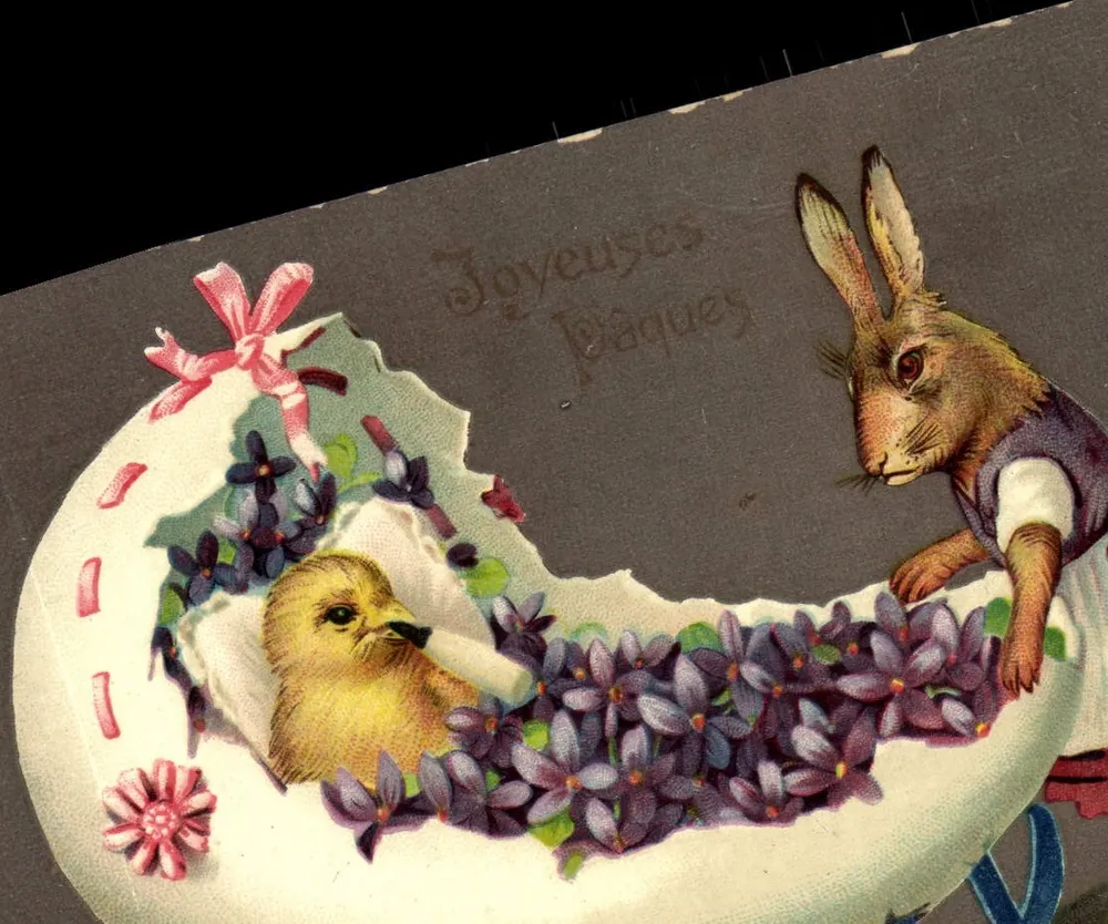 Páscoa — coelho e pintinho em um grande ovo decorado — editor não identificado - Frente