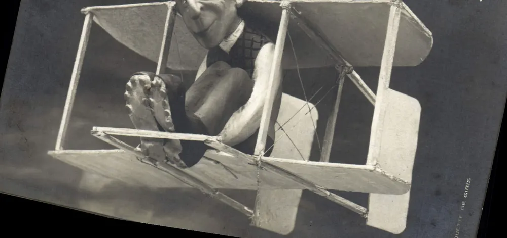 Mundo da Guerra — Aviador em um avião biplano — editor: DUETTE DE GIRIS - Frente