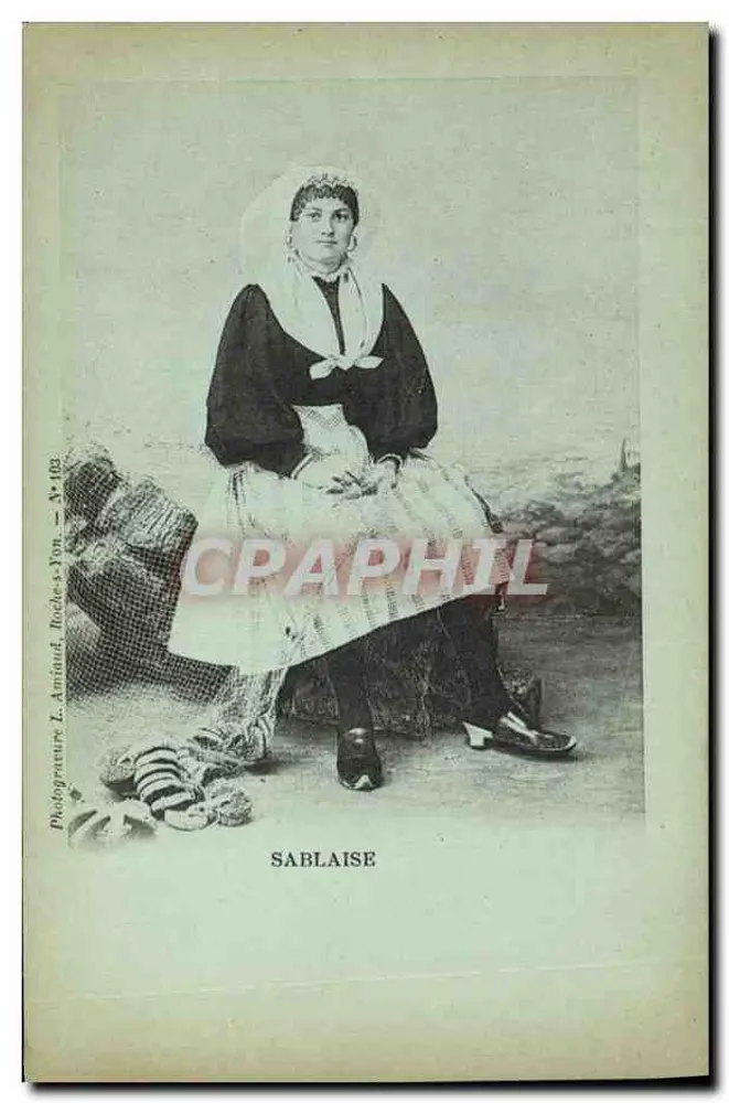 Sablaïse — mulher em traje tradicional — Fotógrafo L. Aminud, Roches-Yon, N°103 - Frente